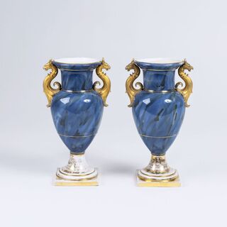 Paar 'Französischer Vasen' mit Greifenkopfhenkeln