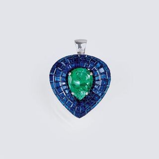Juwelier Wilm - A Colour-intensive Heartshaped Emerald Sapphire Pendant A Colour-intensive Heartshaped Emerald Sapphire Pendant