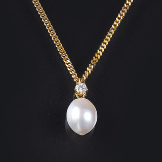 A Pearl Diamond Pendant on Necklace