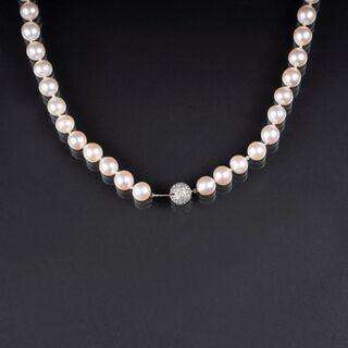 Lange Perlen-Kette mit Diamant-Schloss