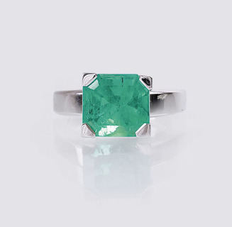 A colourful Emerald Ring