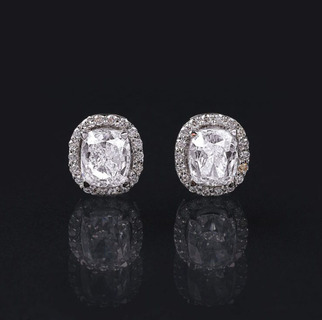 A Pair of very fine Diamond Earstuds with River Diamonds