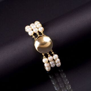 A Pearl Bracelet with Gold Claps