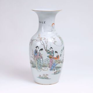 Vase mit figürlicher Gartenszene und Kalligrafie