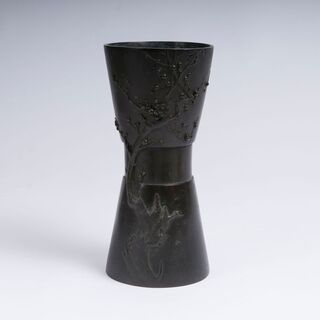 Bronze-Vase mit Prunusrelief