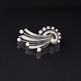 A Daimond Pearl Brooch