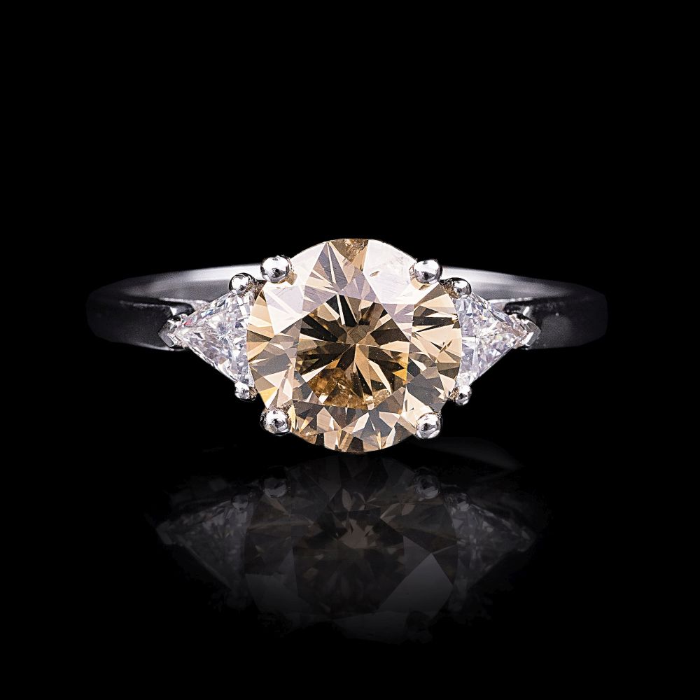 Fancy Diamant-Ring mit fein-weißen Triangle Diamanten Fancy Diamant-Ring mit fein-weißen Triangle Diamanten