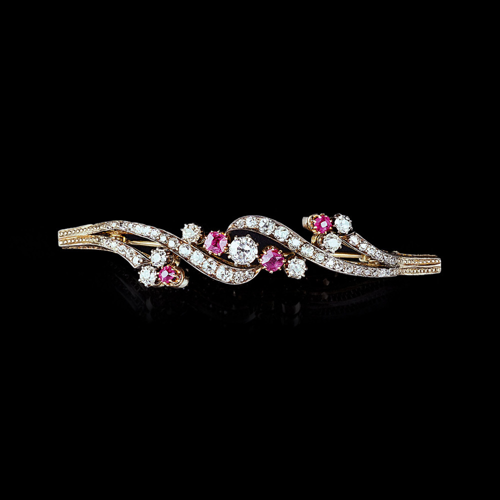 Jugendstil Brosche mit Altschliffdiamanten und Rubinen Jugendstil Brosche mit Altschliffdiamanten und Rubinen