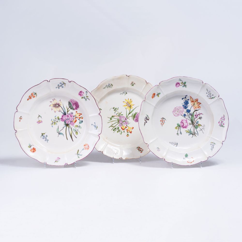 Satz von drei Tellern mit feinen Blumenbouquets Satz von drei Tellern mit feinen Blumenbouquets