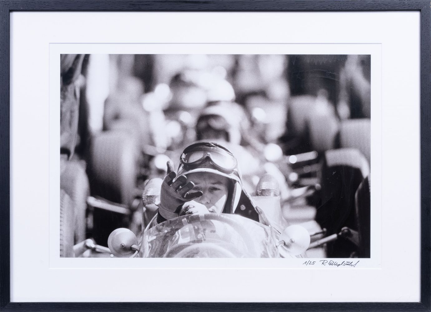 John Surtees, Ferrari, kurz vor dem Start - Bild 2