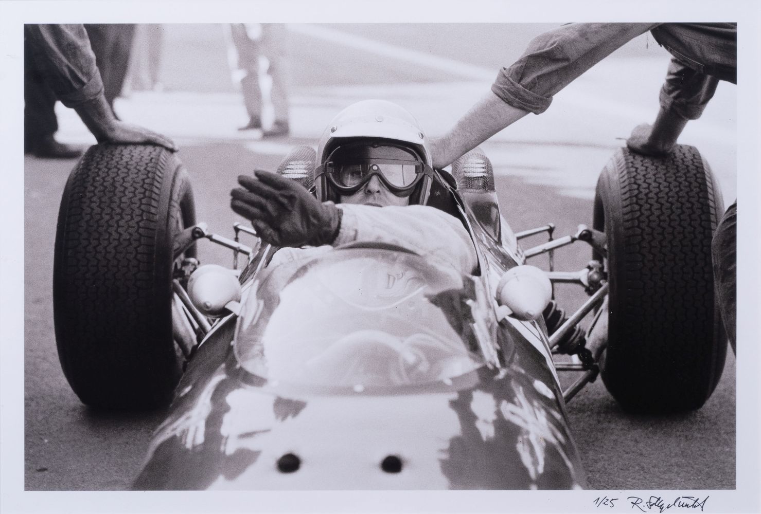 Rainer W. Schlegelmilch - Bandinis Ferrari wird aus den Boxen geschoben Bandinis Ferrari wird aus den Boxen geschoben