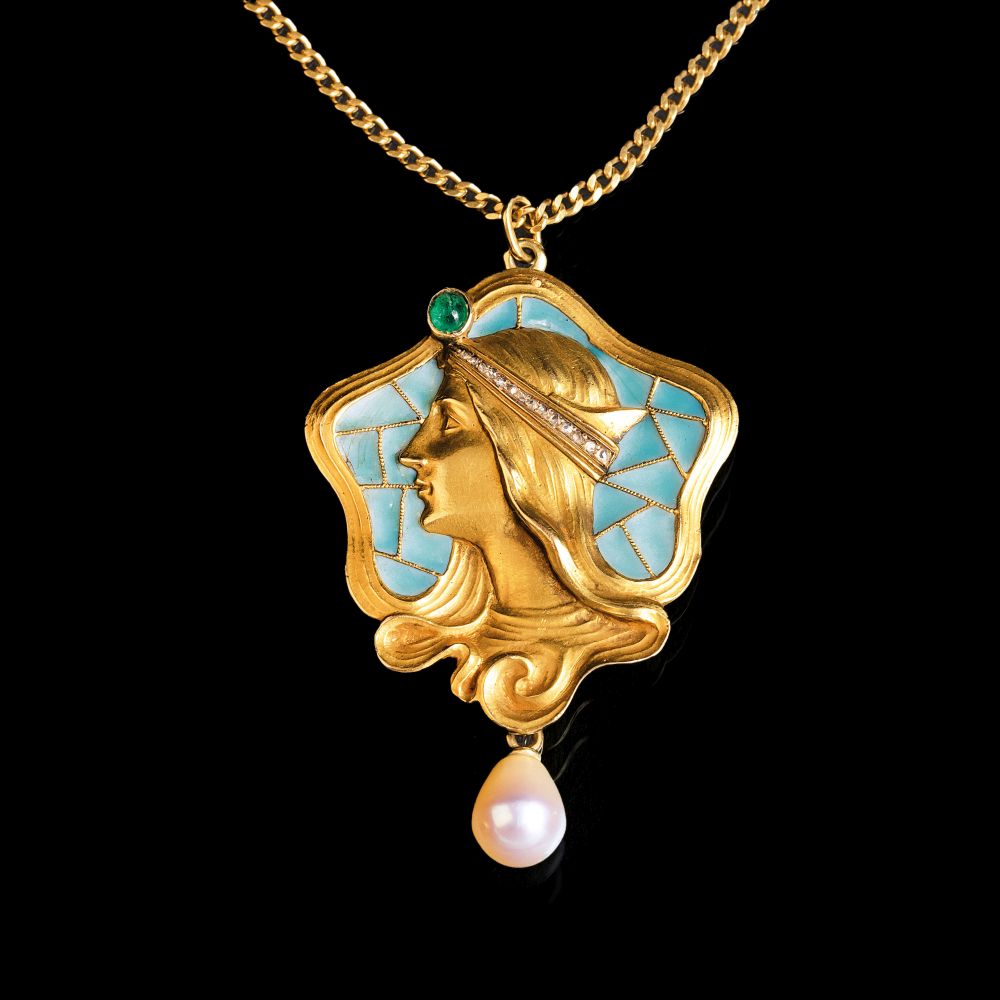 An Art Nouveau Plique-à-jour Pendant 'Lady with Diadem'