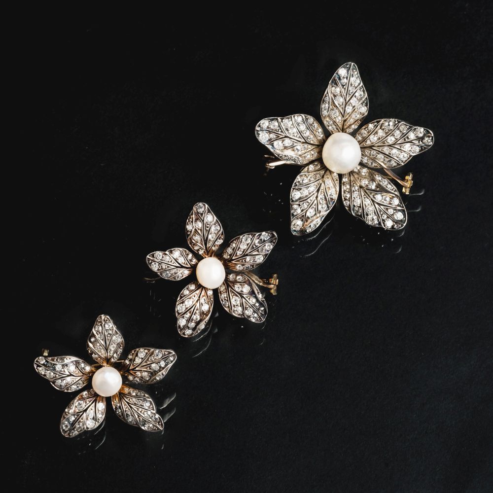 Drei Viktorianische Diamant-Perl-Blütenbroschen - Bild 2