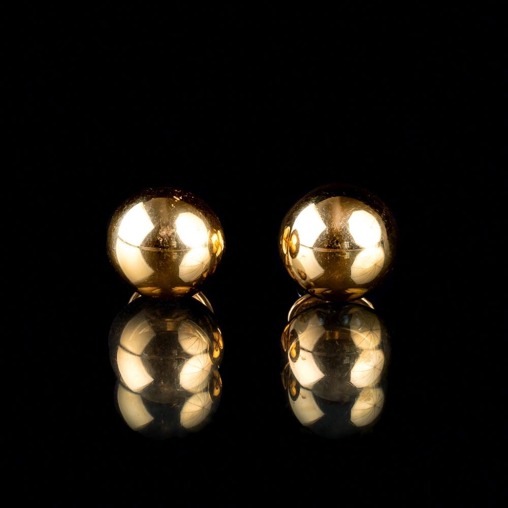 A Pair of Earstuds with Pendants to Change - image 2