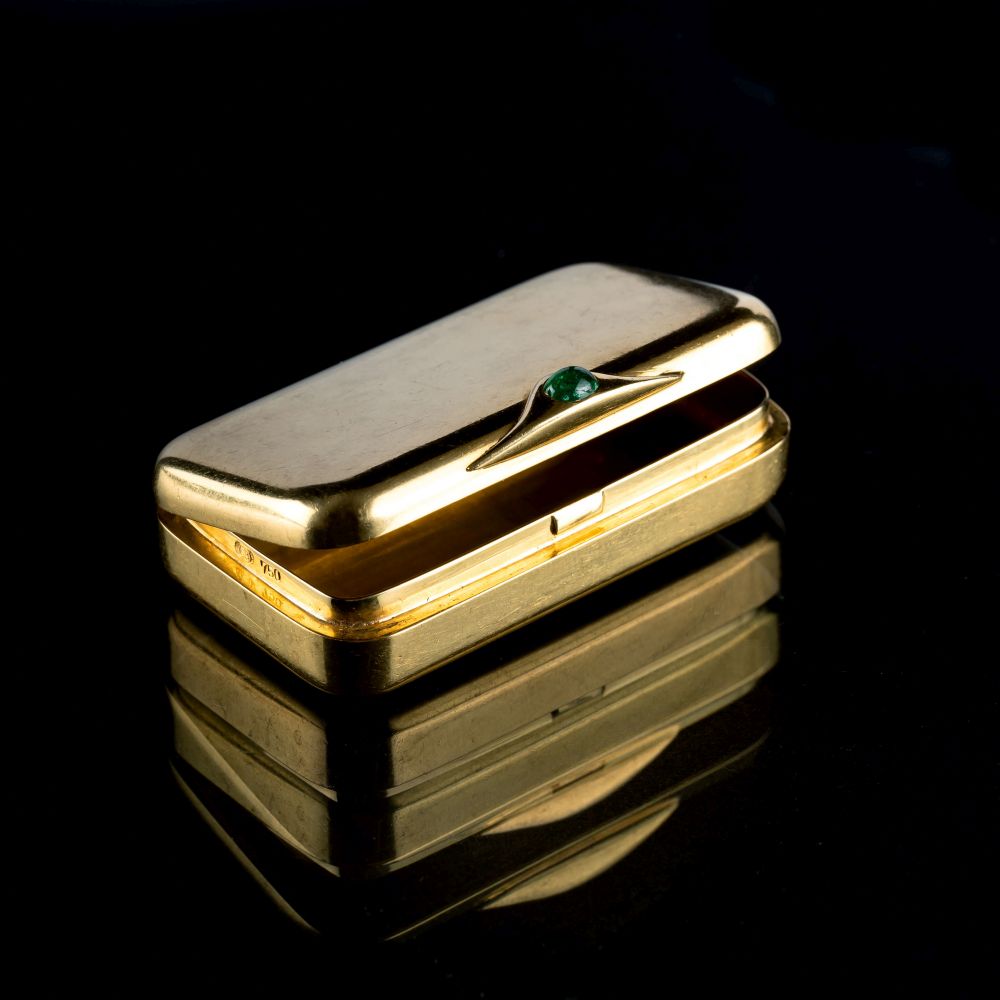 A small Gold Box with Emerald A small Gold Box with Emerald