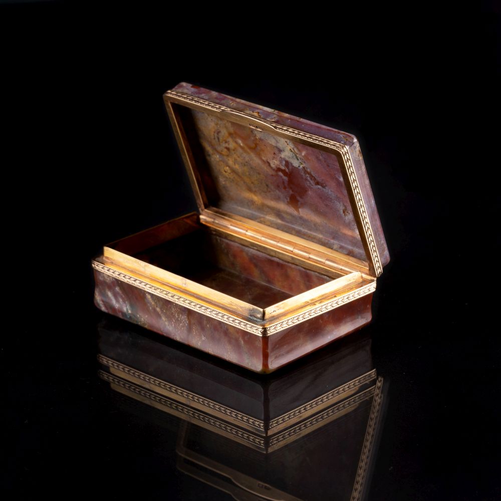 A Russian Jaspis Tabatière with fine Gold Mounting for Fabergé - image 2