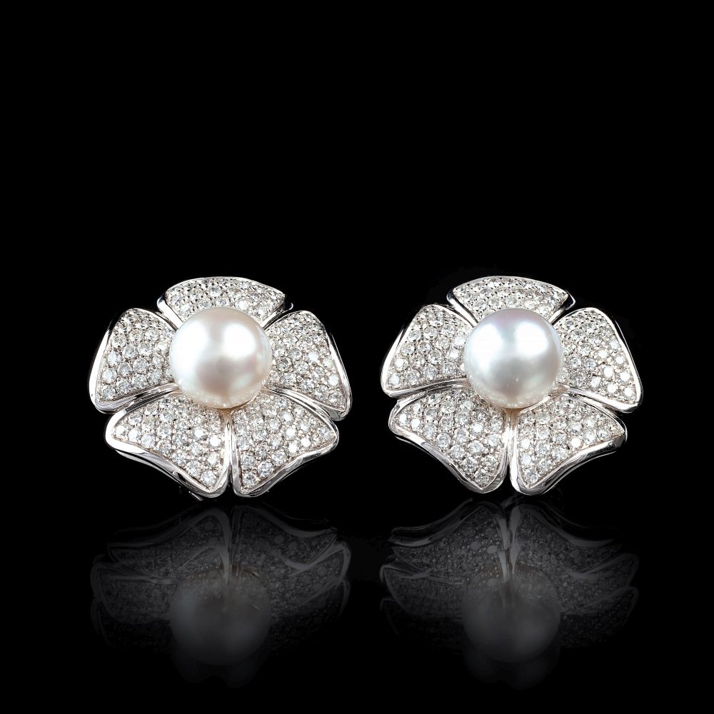 A Pair of Pearl Diamond Earrings in Flowershape A Pair of Pearl Diamond Earrings in Flowershape