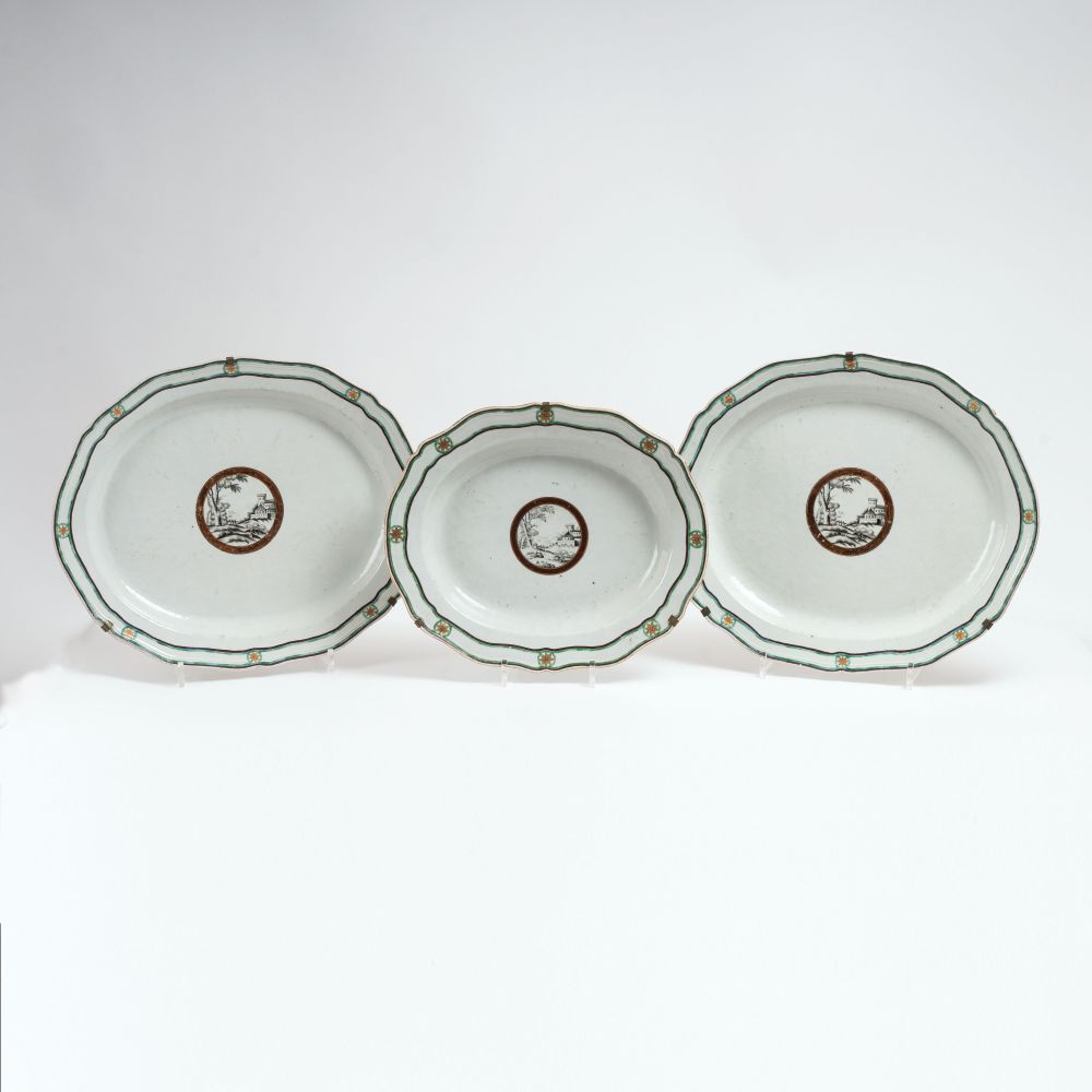 Satz von 3 Compagnie-des-Indes Platten mit Schwarzlotdekor Satz von 3 Compagnie-des-Indes Platten mit Schwarzlotdekor