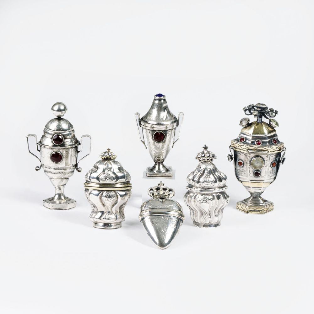 A Set of 6 Snuff Boxes A Set of 6 Snuff Boxes