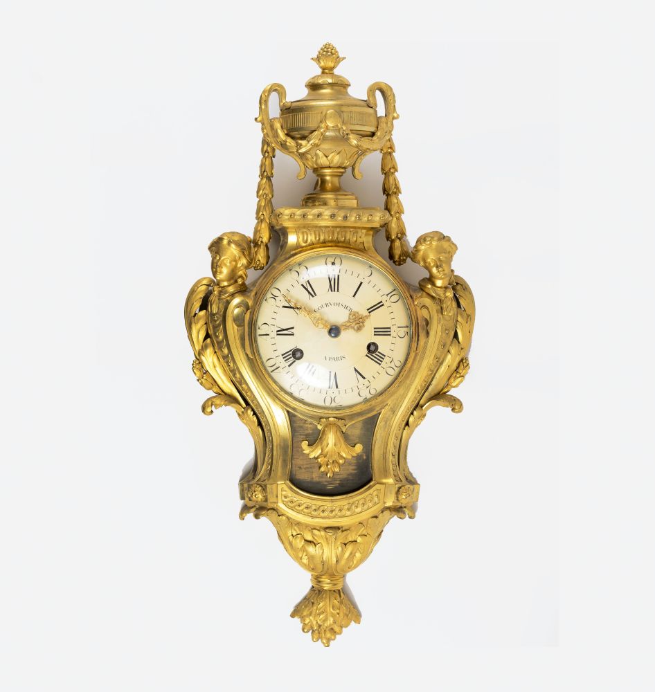 Große Louis XVI Carteluhr mit weiblichen Hermen und Vasenbekrönung