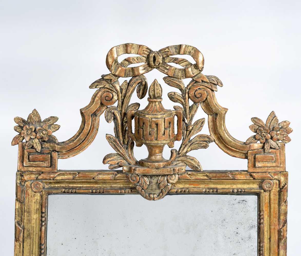 Sehr großer Louis XVI Spiegel mit Vasenbekrönung - Bild 2
