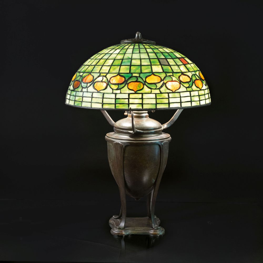 Tiffany Studios - Große 'griechische' Tischlampe 'Vine Border' Große 'griechische' Tischlampe 'Vine Border'