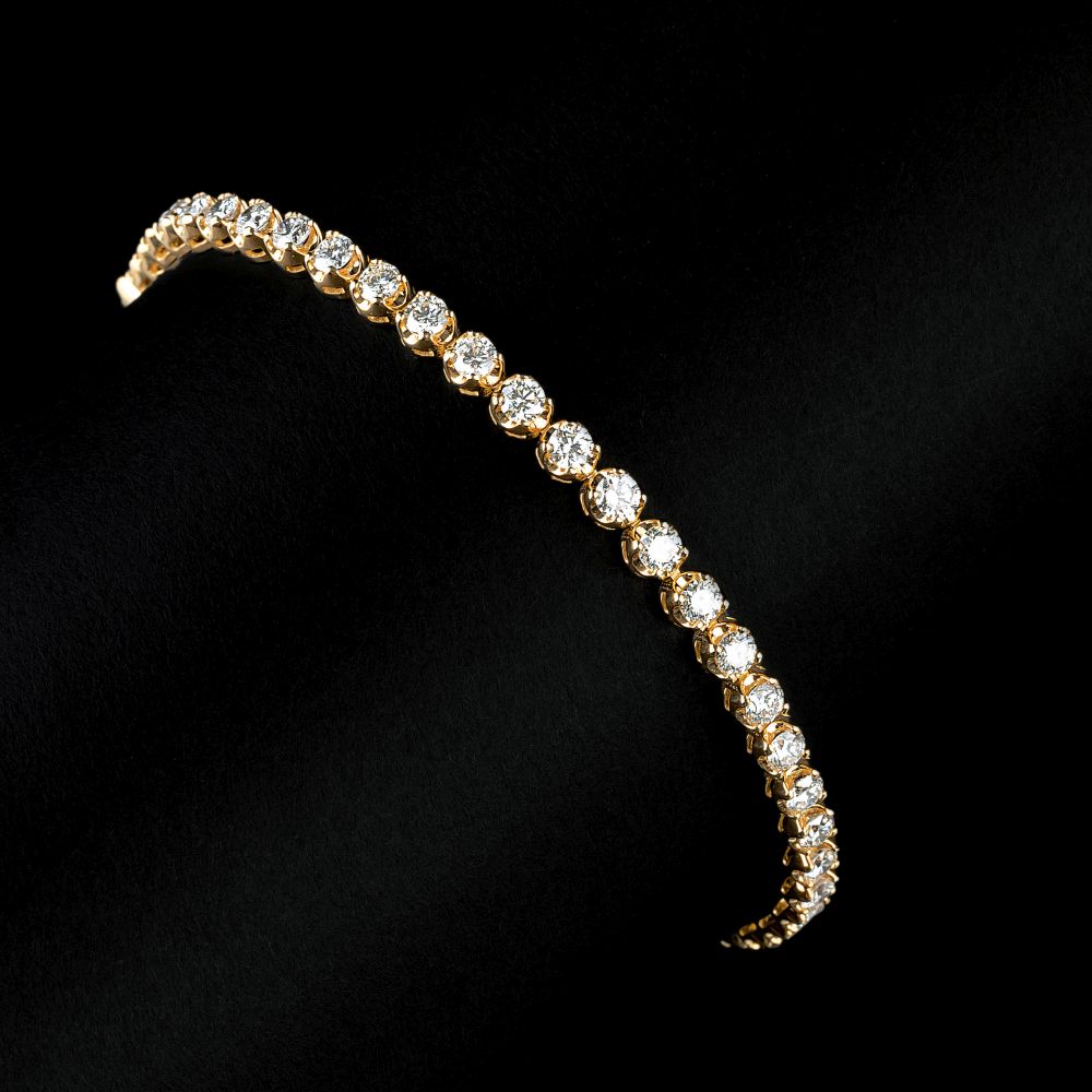 A fine, white Diamond Bracelet - image 2