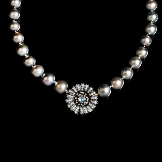 A Tahiti Pearls Necklace with two Precios stone Clasps