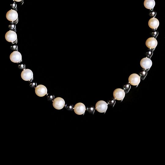 A bicolour Southsea and Tahiti Pearl Necklace