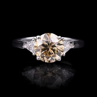 Fancy Diamant-Ring mit fein-weißen Triangle Diamanten
