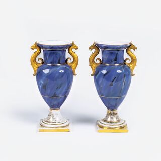 Paar 'Französischer Vasen' mit Greifenkopfhenkeln