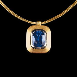 A Colour-intensive Sapphire Pendant on Necklace