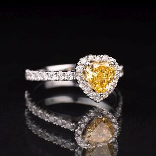 Herzförmiger Fancy Intense Diamant-Ring