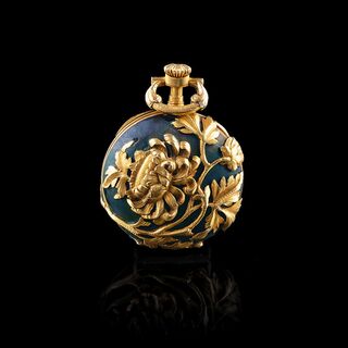 Patek Philippe - Art Nouveau Damen-Anhängeruhr mit floralem Gold-Reliefdekor Art Nouveau Damen-Anhängeruhr mit floralem Gold-Reliefdekor