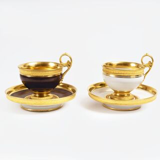 Paar Empire-Tassen mit Goldreliefdekor
