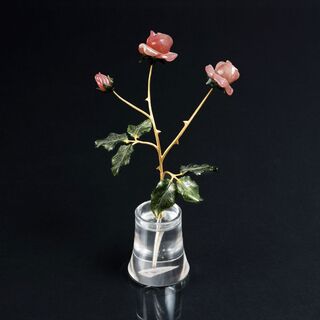 Ziervase mit Rosenzweig in der Art von Fabergé