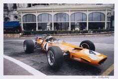 Bruce McLaren auf McLaren Ford - Bild 1