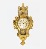 Große Louis XVI Carteluhr mit weiblichen Hermen und Vasenbekrönung