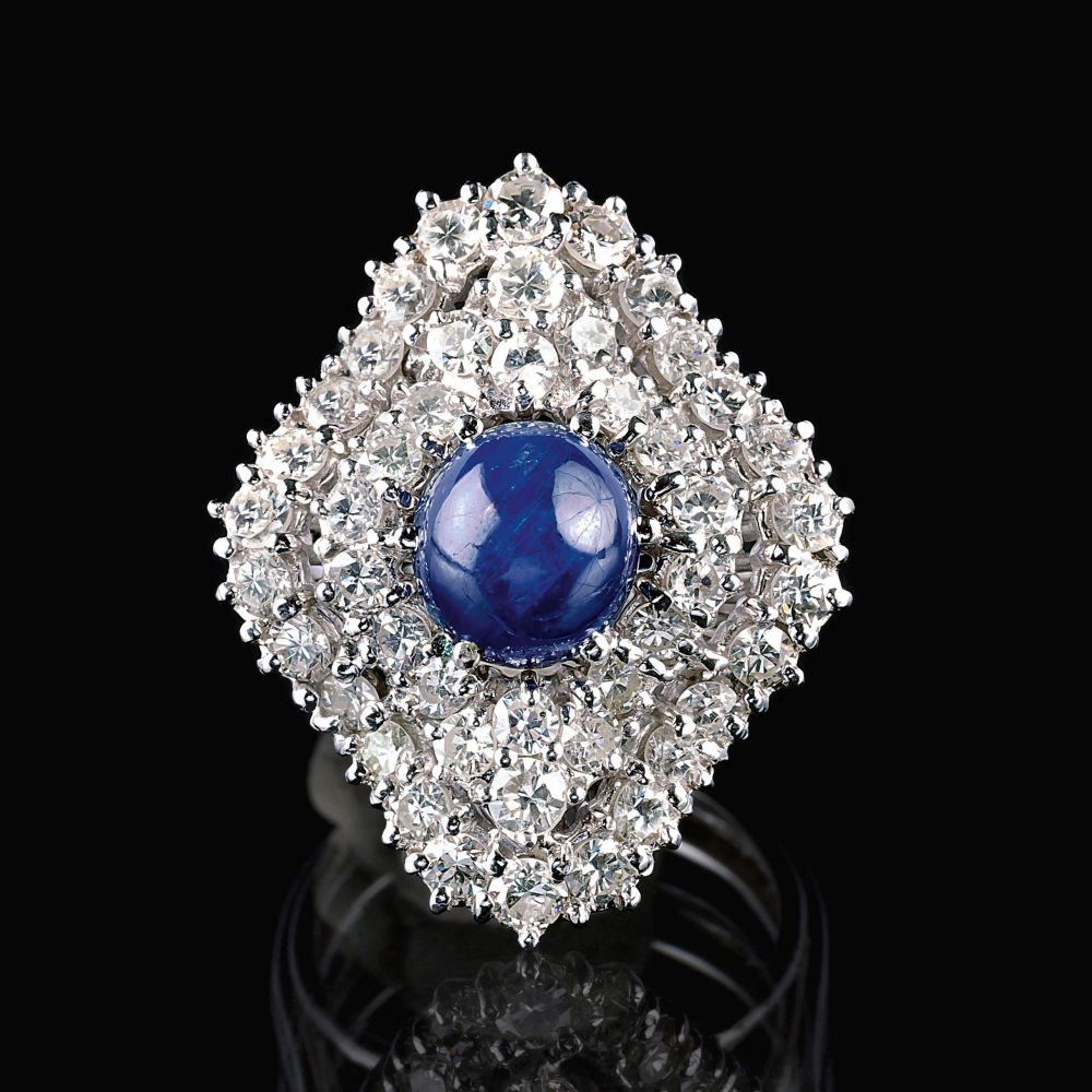 A Cocktailring with Sapphire and Diamonds