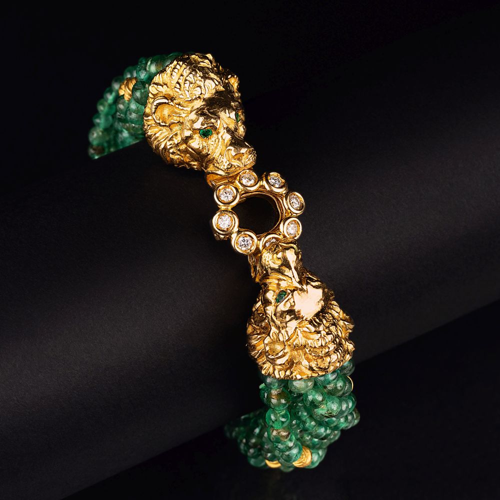 An Emerald Bracelet with Lion Head Clasps