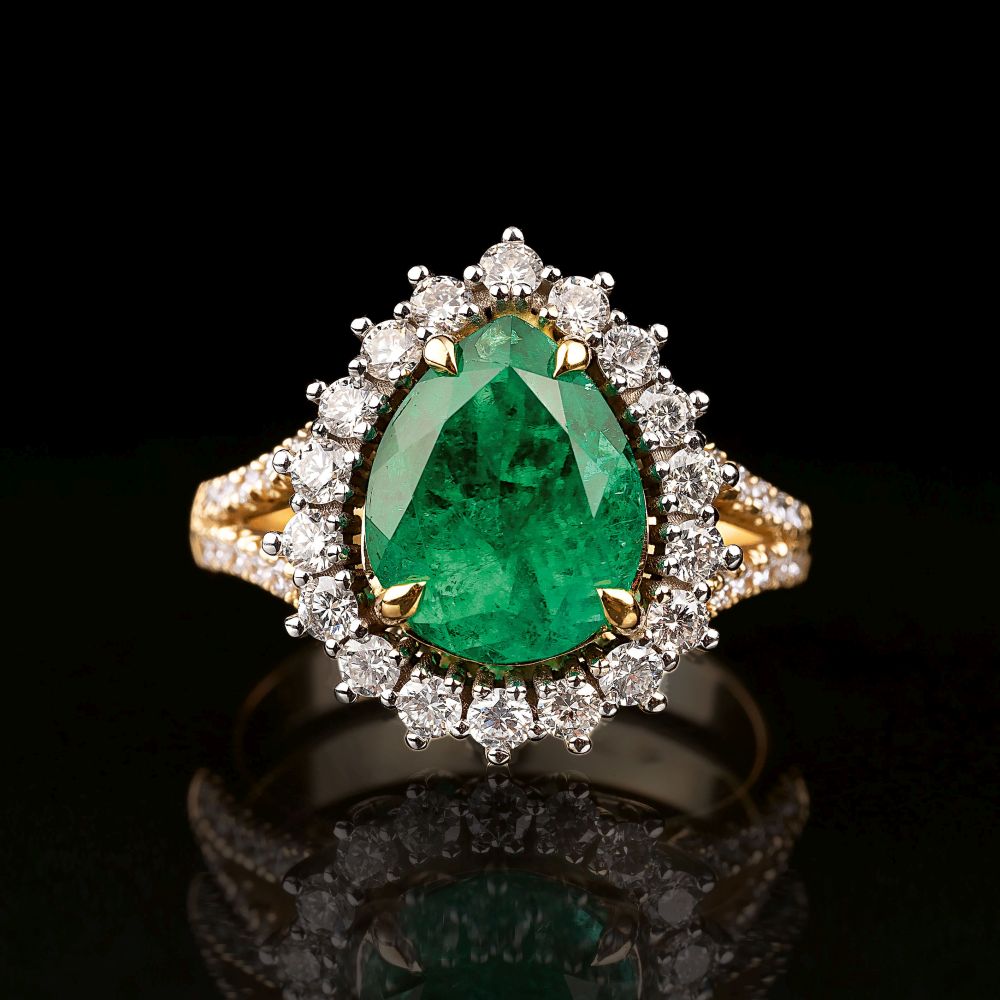 Vivid Green Smaragd-Ring mit Brillanten