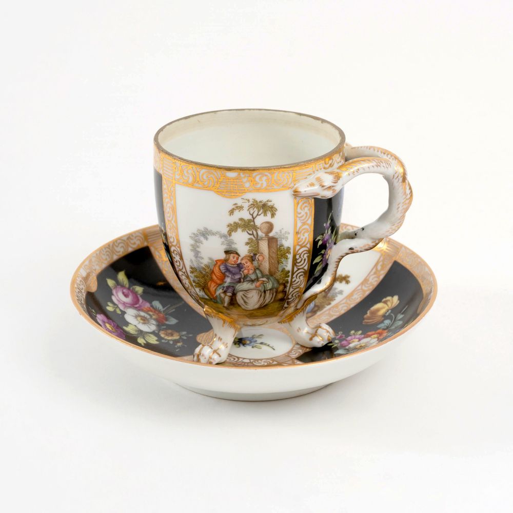 Tasse mit Watteauszene und Schlangenhenkel Tasse mit Watteauszene und Schlangenhenkel