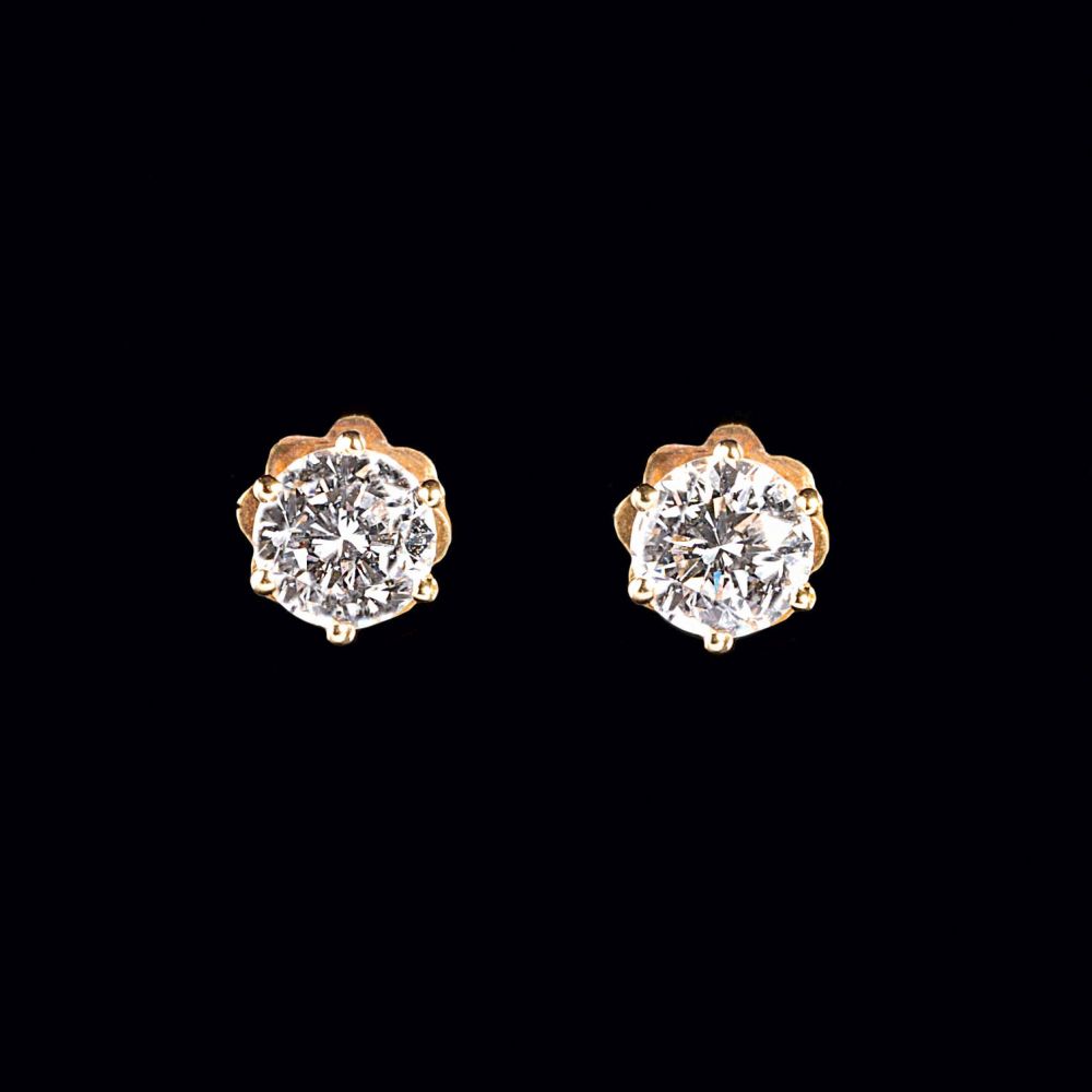 A Pair of rare-white Solitaire Diamond Earstuds A Pair of rare-white Solitaire Diamond Earstuds