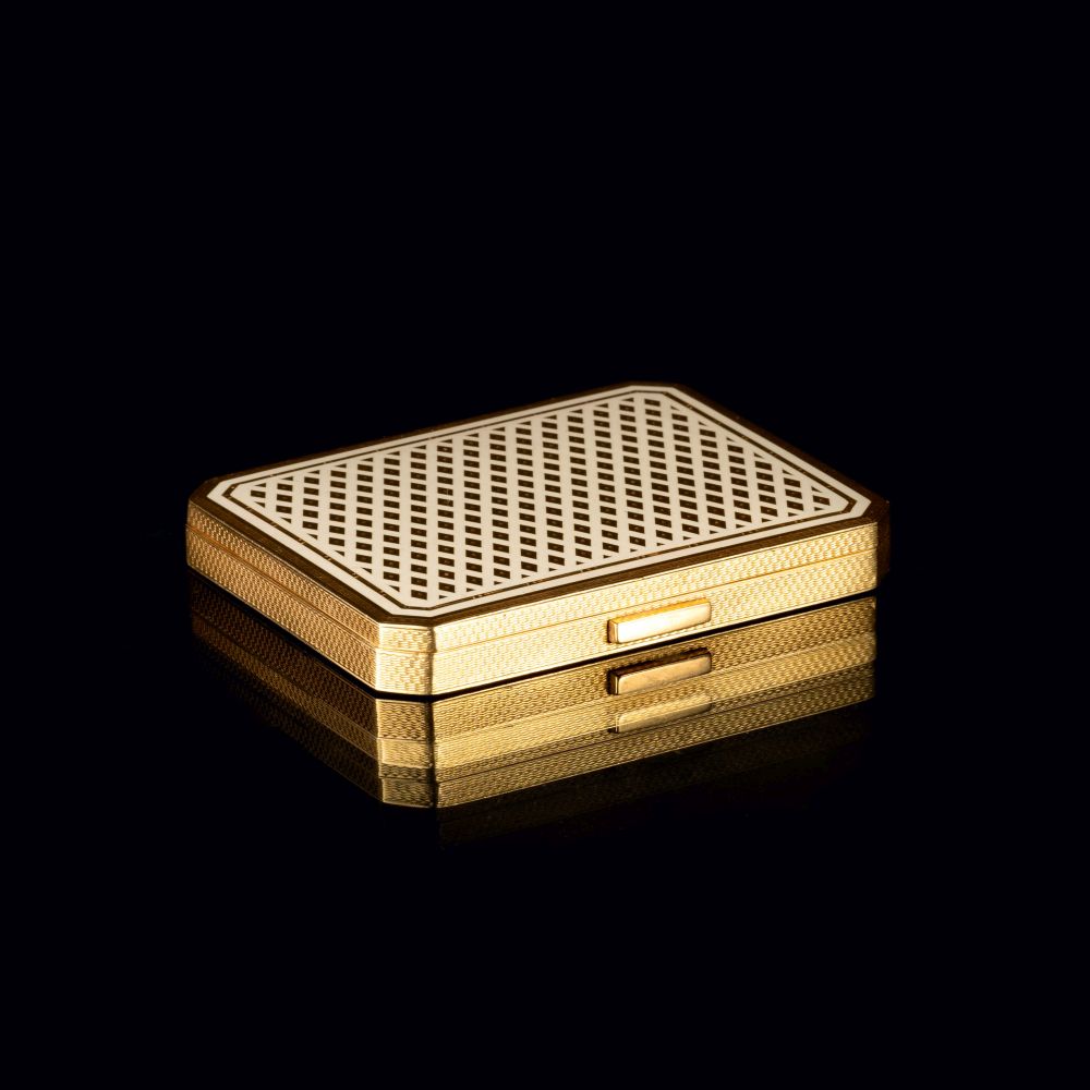 A Gold Powder Box with Enamel