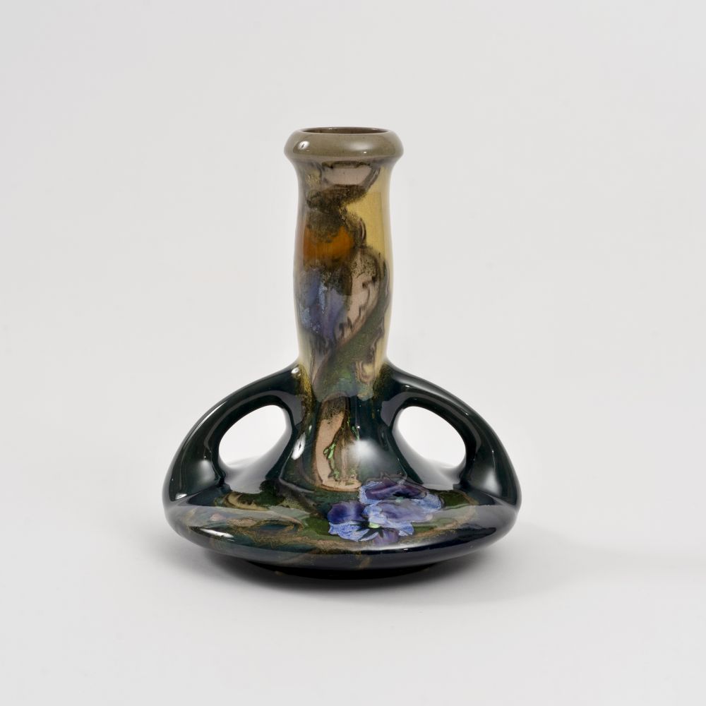 Plateelbakkerij Zuid Holland, Gouda, gegr. 1898 - Jugendstil-Henkelvase Jugendstil-Henkelvase