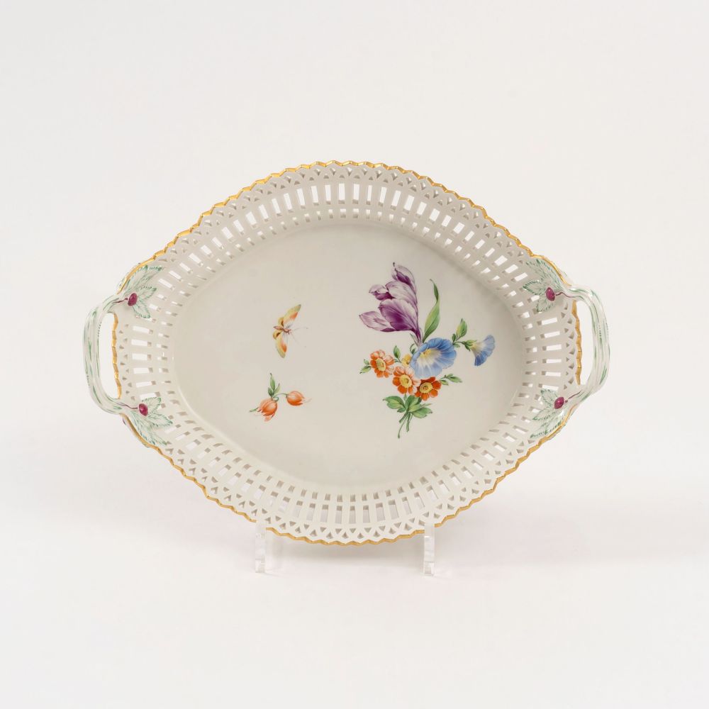An Oval Open-worked Basket with Flower Painting