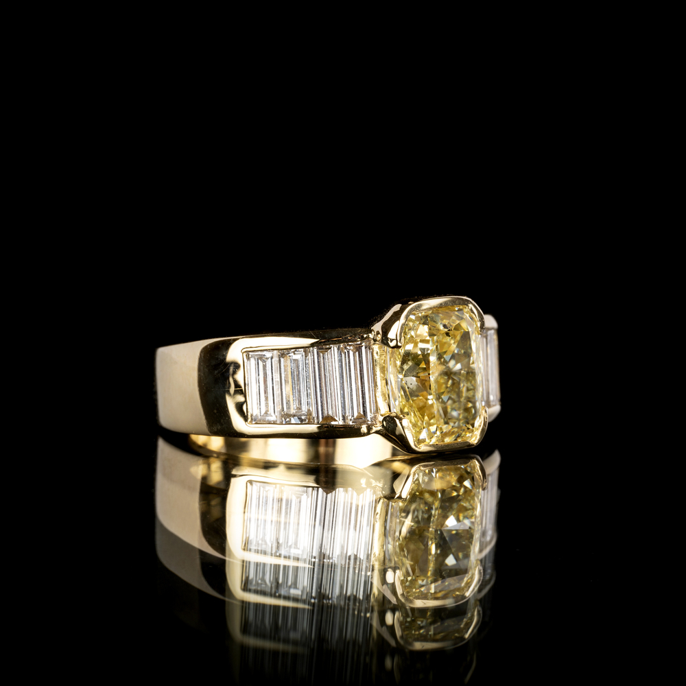 A very fine Fancy Diamond Ring with Baguette Diamond - image 2