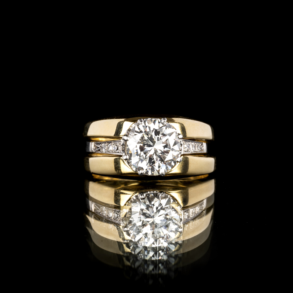 A fine Bicolour Solitaire Diamond Ring