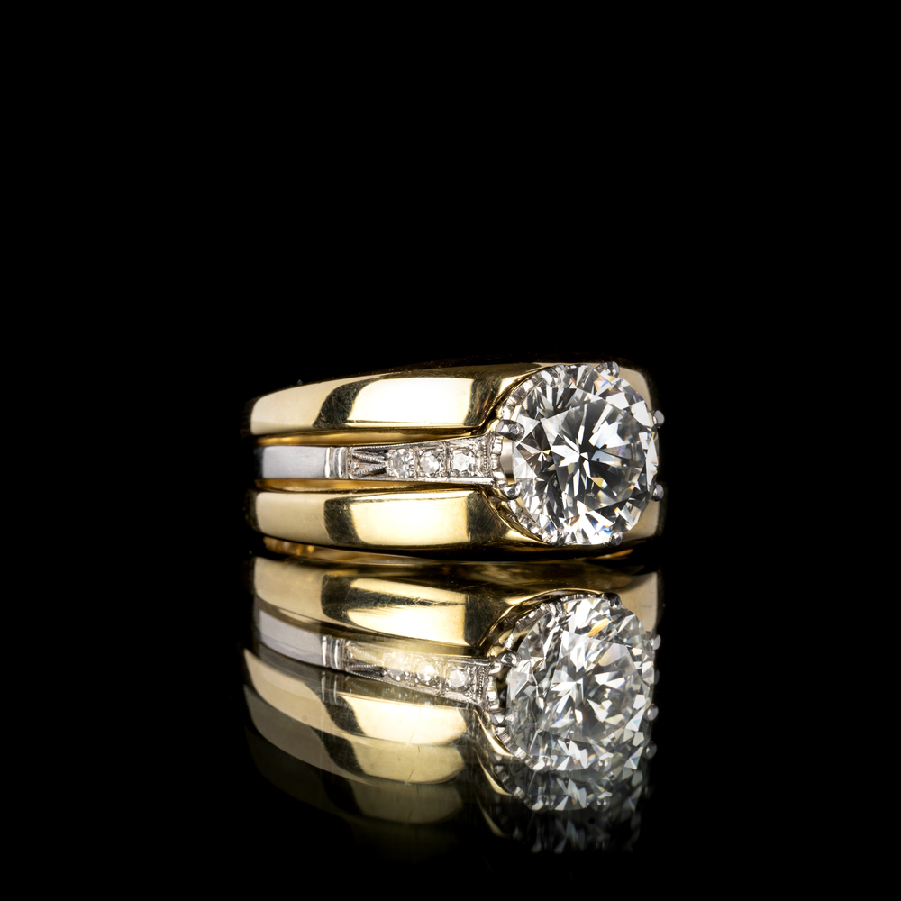 A fine Bicolour Solitaire Diamond Ring - image 2