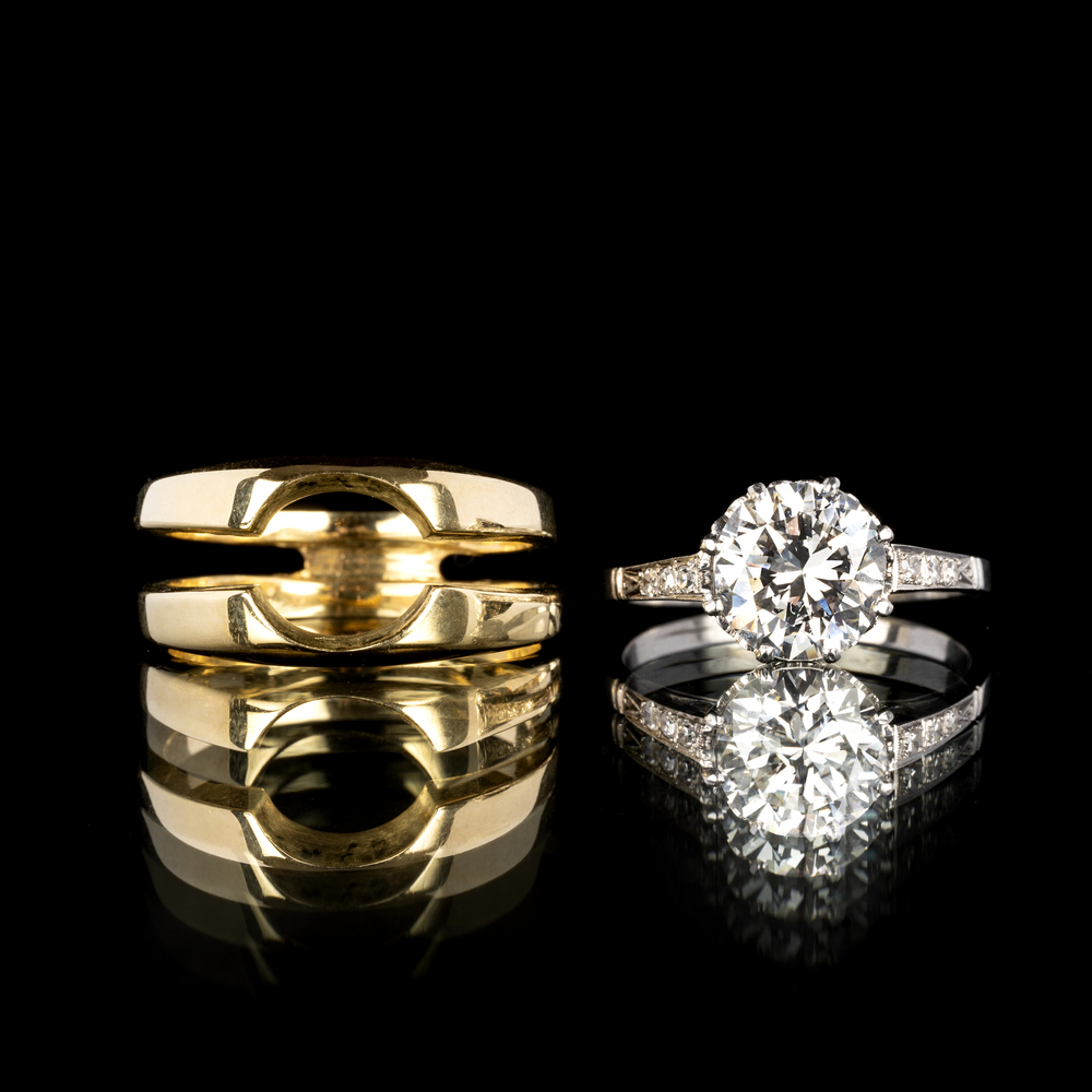 A fine Bicolour Solitaire Diamond Ring - image 3